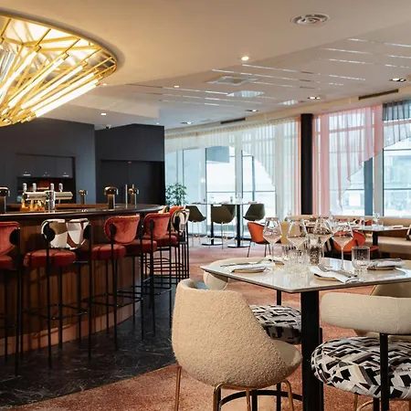 Hotel Hilton Paris La Defense 4*