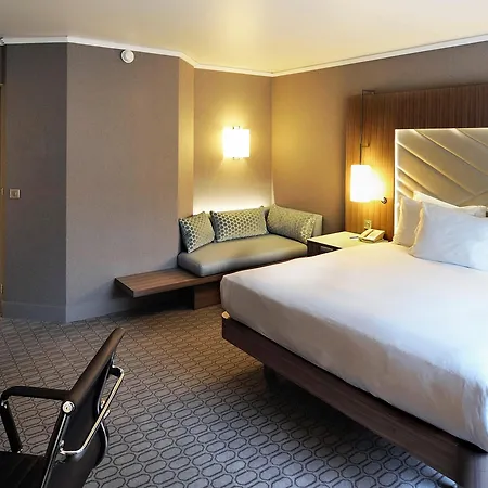 מלון Hilton Paris La Defense 4*